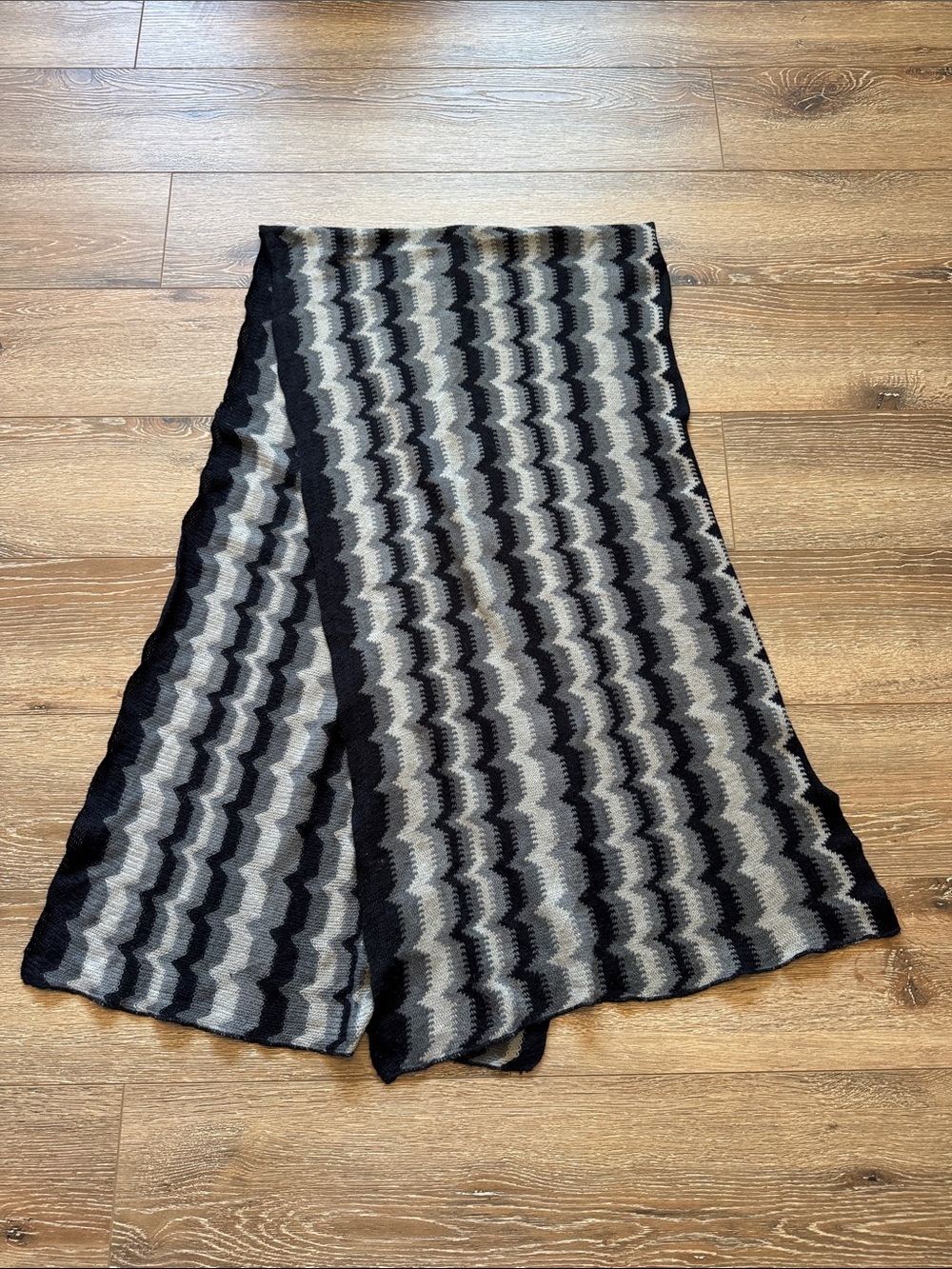 Wavy Chevron Knit Scarf in Black and Gray